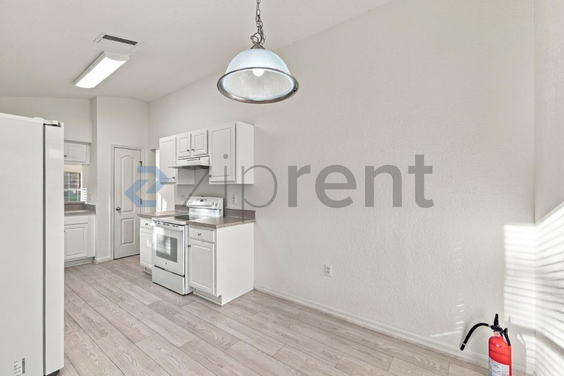 Building Photo - Unit