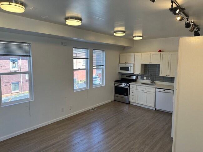 Building Photo - $3,200 / 1700ft2 - Prime Office Space for ...