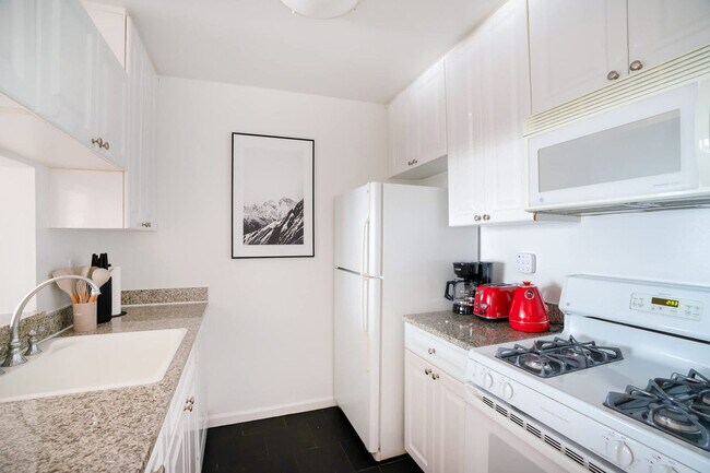 Building Photo - 350 W 43rd St