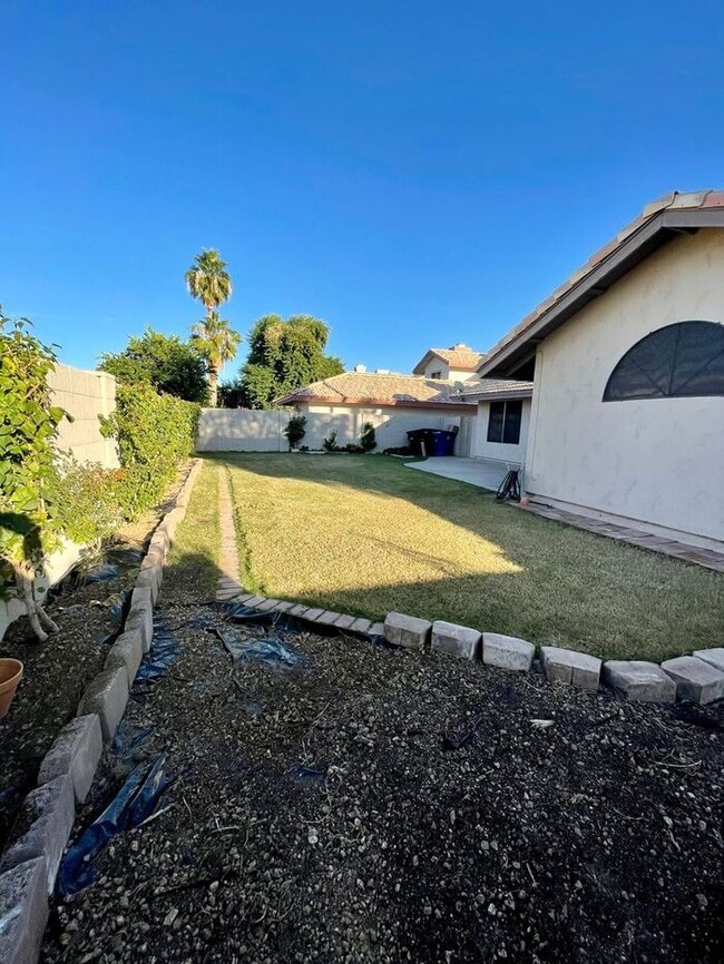 Building Photo - COMING SOON! ADORABLE 3 BEDROOMS/ 2BATHS SINGLE LEVEL HOME!!