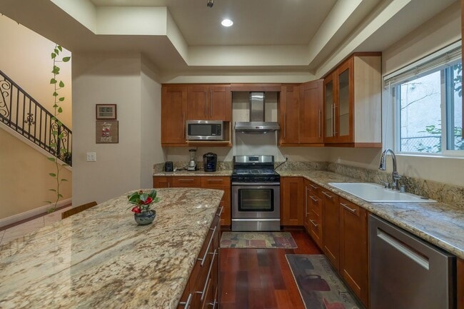 Building Photo - 1410 Encino Ave