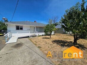 Building Photo - Spacious 3-Bedroom, 2-Bath Home in Convenient Medford Location