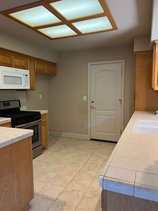 Building Photo - Edgewood