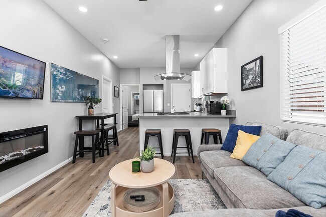 Building Photo - Newly furnished and remodeled 2 bed 2 bath!