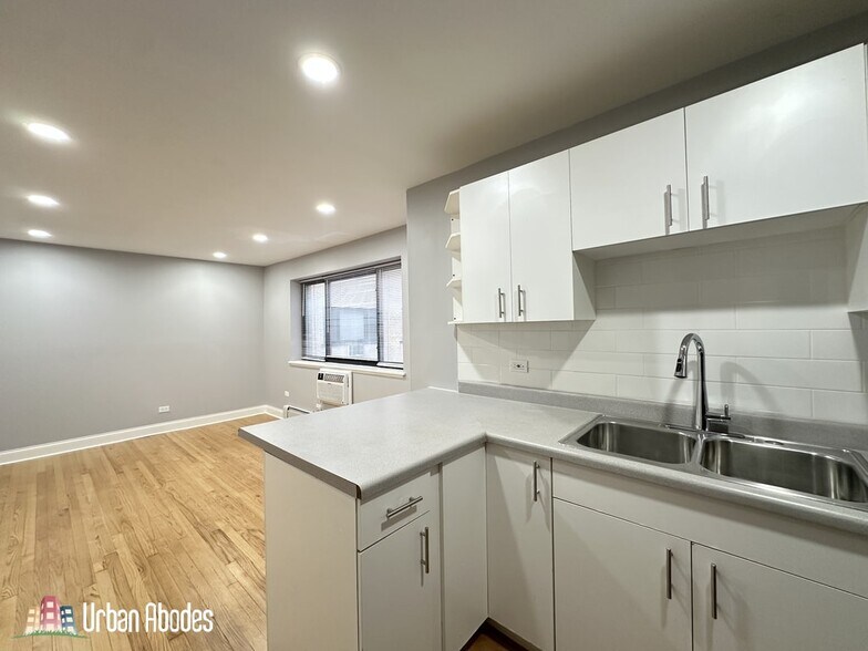 Building Photo - 6967 N Sheridan Rd