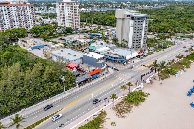Building Photo - Beachfront Bloo's -2 Units-Ocean View Balc...