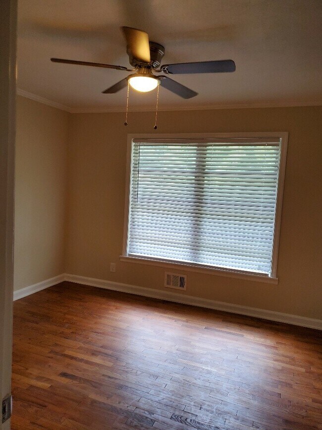 Building Photo - Newly Remodeled Mid Century Style Home!!