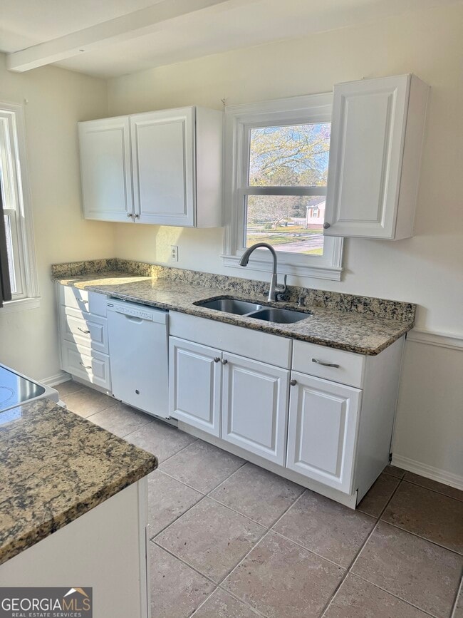 Building Photo - 110 Elm Dr