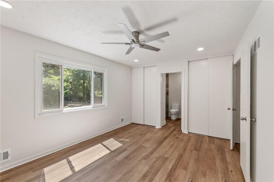 Building Photo - 472 Barnsdale Dr