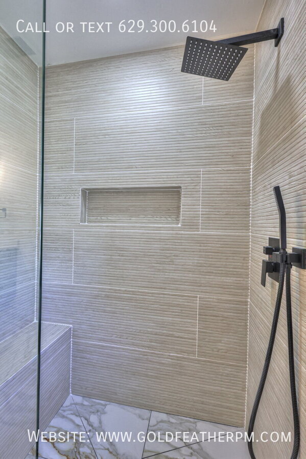 Building Photo - 402 E Trinity Ln