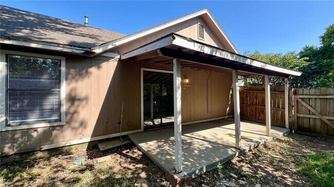 Building Photo - 10 Brookhaven Ct