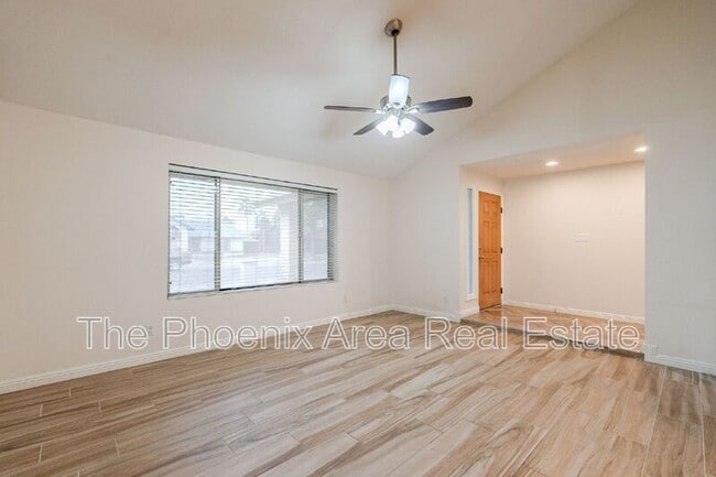 Building Photo - 3231 N Woodburne Dr