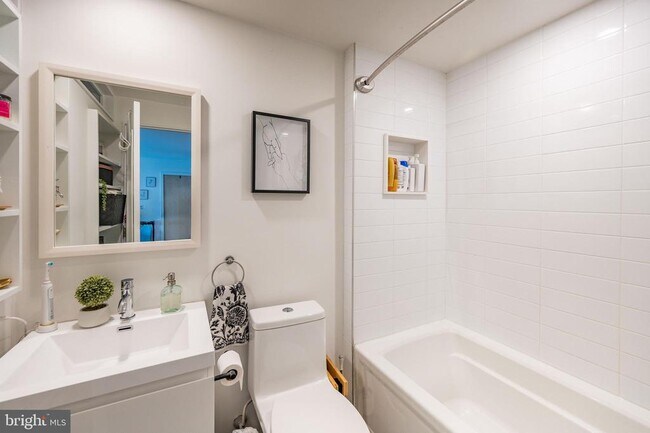 Building Photo - 152 W Laurel St