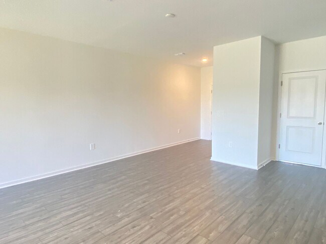 Building Photo - Almost New 3/2/1 Modern Townhome!