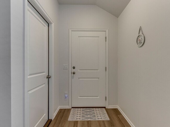 Building Photo - Cozy 3-Bed Retreat in Yukon - Fully Furnished & All Utilities Included