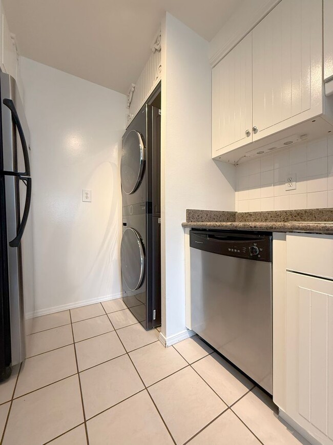 Building Photo - Rare Surfside One Bed Condo with Two Car G...