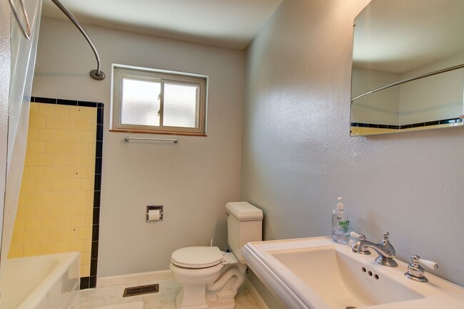 Building Photo - Ranch Style Brick home, charming and convenient!