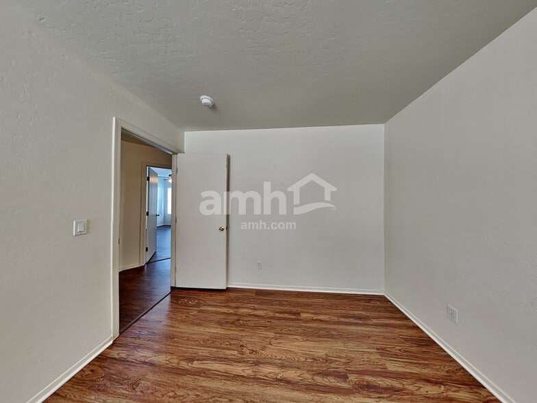 Building Photo - 14838 W Columbine Dr