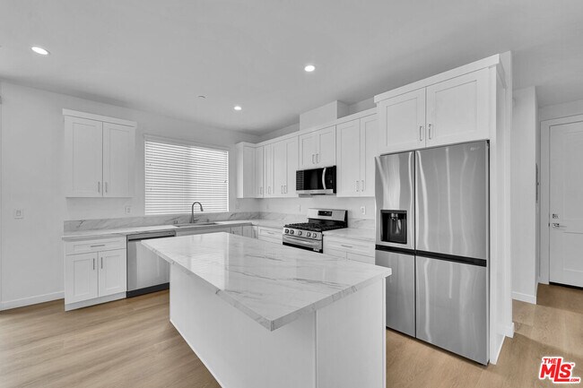 Building Photo - 8702 Silver Way