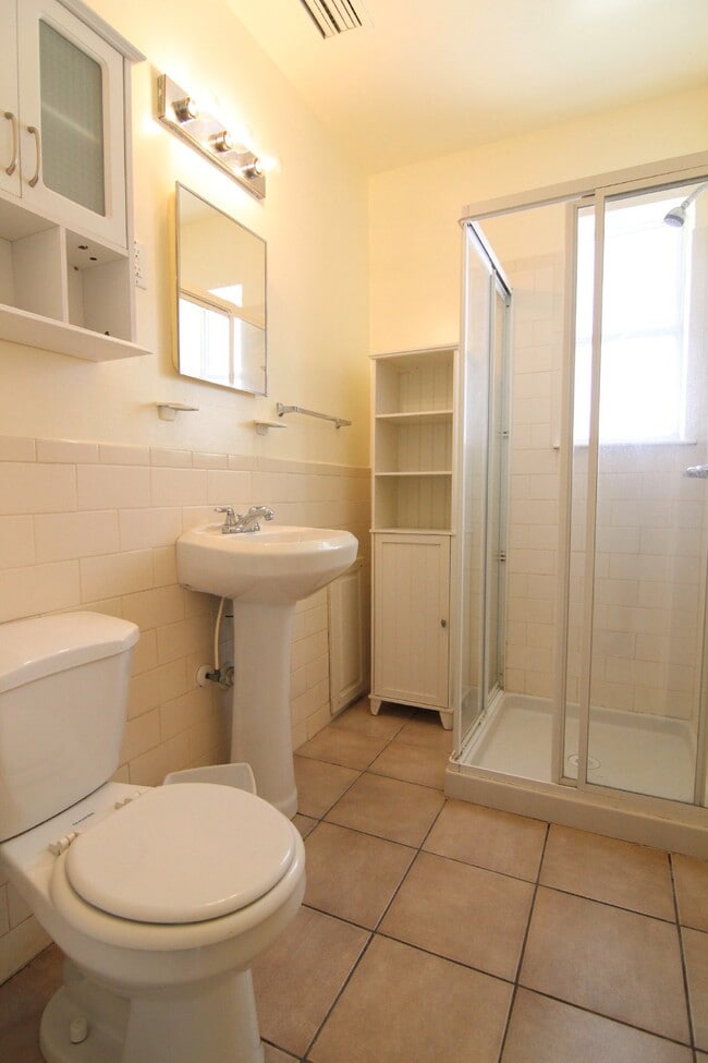 Building Photo - 3 bedroom 2 Baths