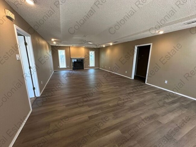 Building Photo - Spacious 2 Bed 2 Bath Duplex, washer/dryer...