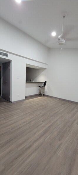 Building Photo - 7142 N Holiday Dr