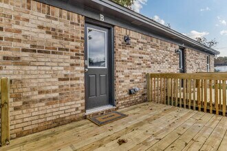 Building Photo - Welcome home to this beautifully updated 2-bedroom, 1-bath unit in a well-maintained triplex!