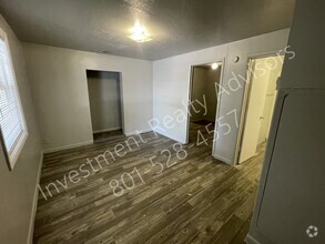 Building Photo - Studio Apartment in Tooele!