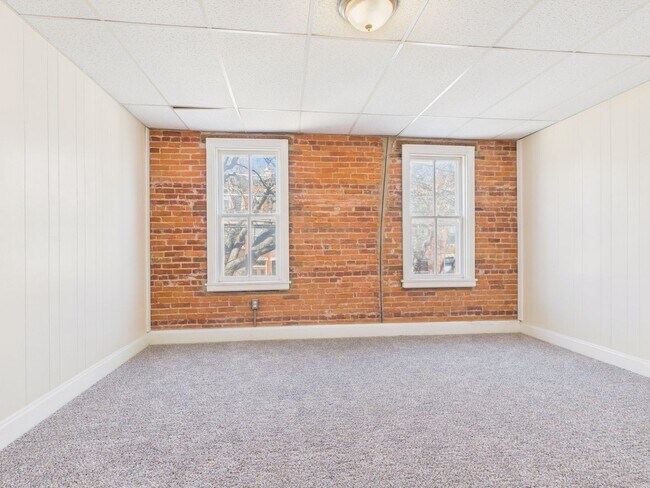 Building Photo - Large 4 Bedroom Single Family on Reily St.