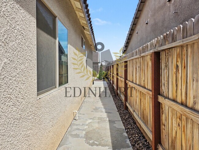 Building Photo - 1138 S Simon St
