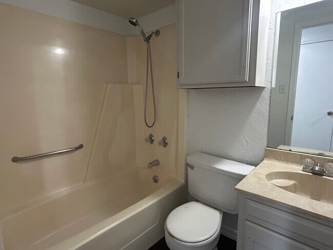 Building Photo - South Tulsa gem!