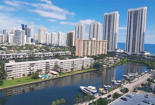 Building Photo - 500 Bayview Dr