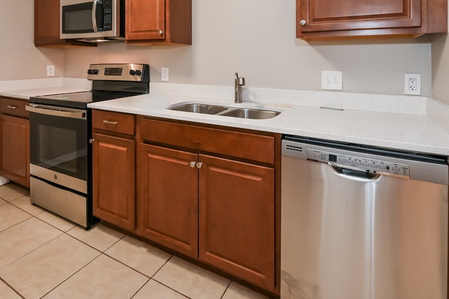 Building Photo - 1834 Manitoba Ct N