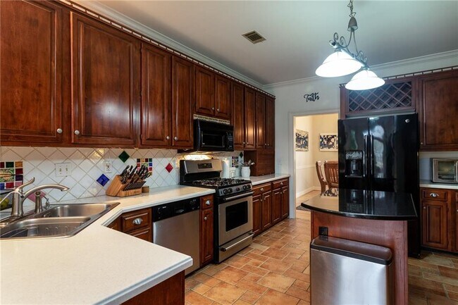 Building Photo - 7155 Roswell Rd