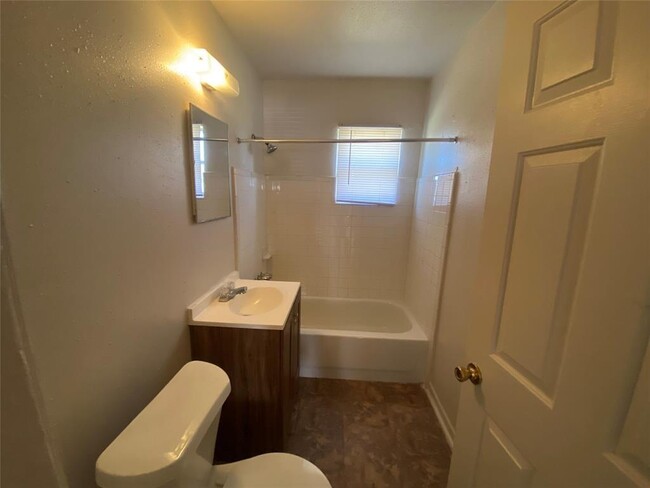Building Photo - 9414 Heno St