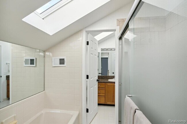 Building Photo - 677 E Lincoln St