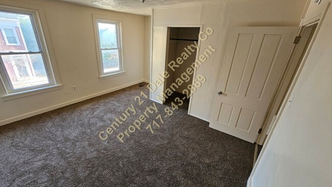 Building Photo - 3 Bedroom 1 Bath Home in York City with Of...