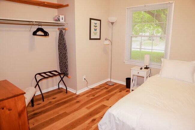 Building Photo - 1714 Carolyn Dr