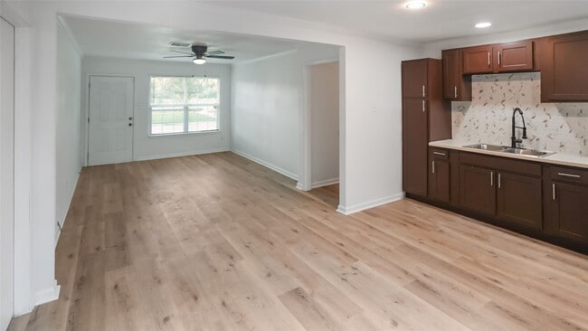 Building Photo - 4802 Scenic Dr