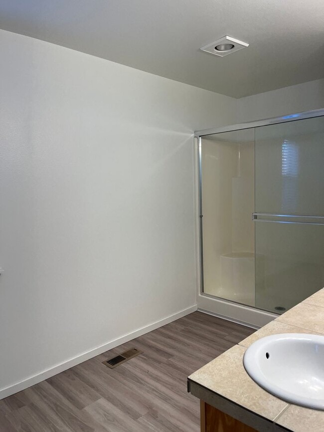 Building Photo - 3 bedroom, 2 bathroom single story home in...