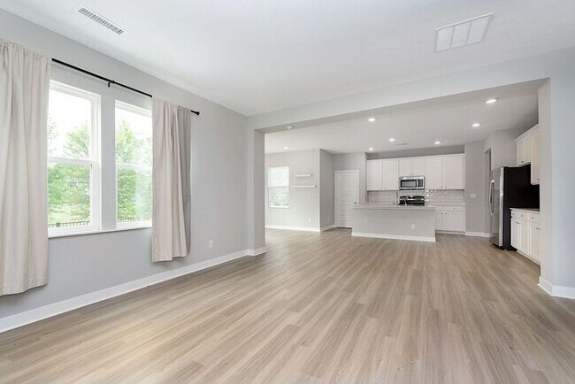 Building Photo - Like New 5 Bedroom 3 Full Bath With Fenced...