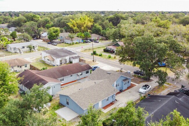 Building Photo - Beautifully Remodeled 3BR Duplex Near Parks, Schools & New Rec Center — Utilities Included. Secti...