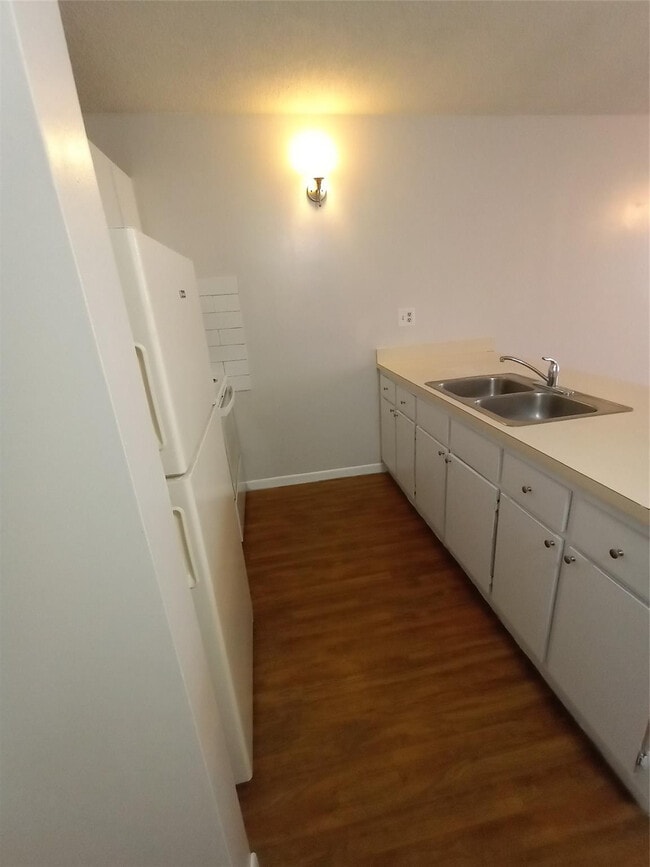 Building Photo - 2771 Riverside Dr