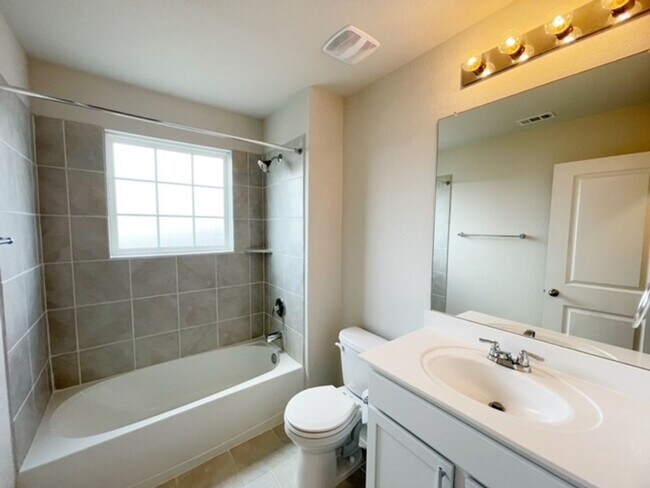 Building Photo - Come check out this well maintained 4 bedroom, 2.5 bath home in the well desired community of Lan...