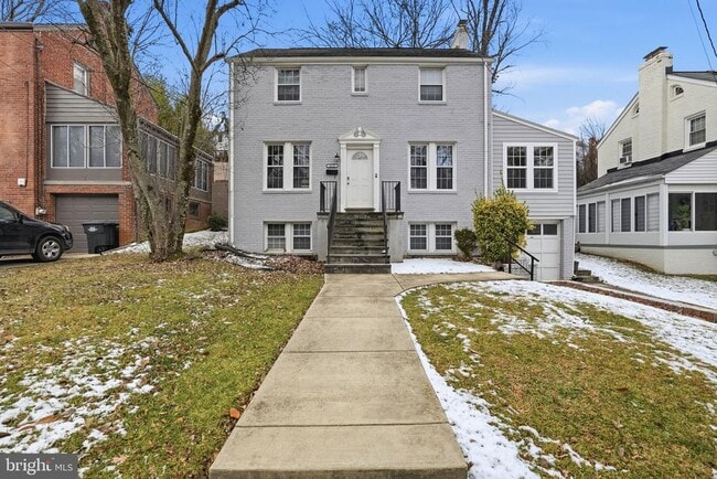 Building Photo - 2111 32nd Pl SE