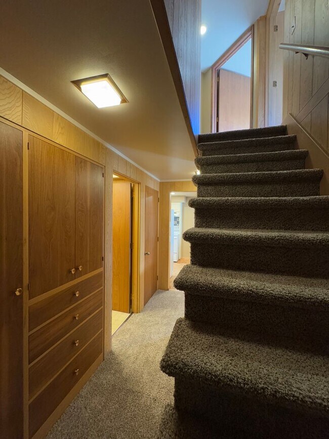 Building Photo - Spacious 6 Bedroom, 3 Bathroom Home Near CWU