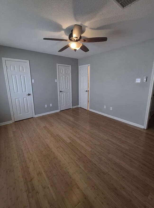 Building Photo - 3 bed 3 bath one block away from Baylor