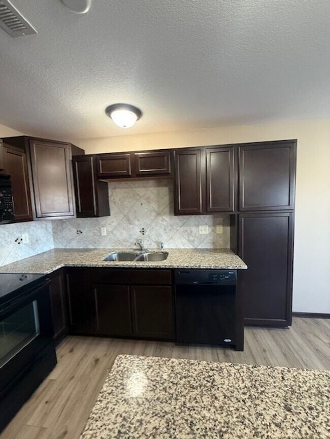 Building Photo - Luxury Townhomes