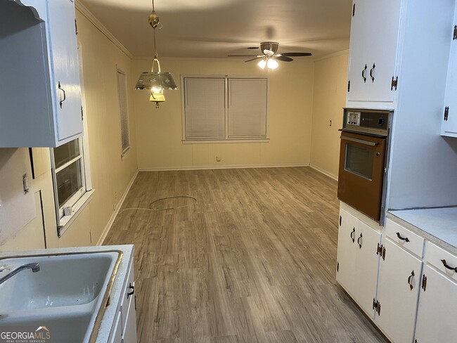 Building Photo - 374 E Monroe Ave