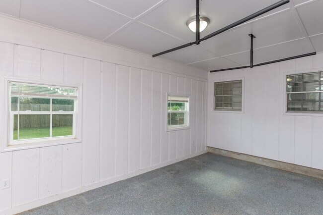 Building Photo - 3995 Tom Ln Dr